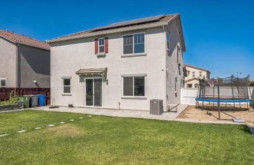 Spacious 3BR Home with Charming Backyard home - Foto 35