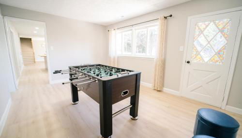 Spacious 10BR 5BA Free Parking Minutes to DC with Pool - Foto 2, Game Room