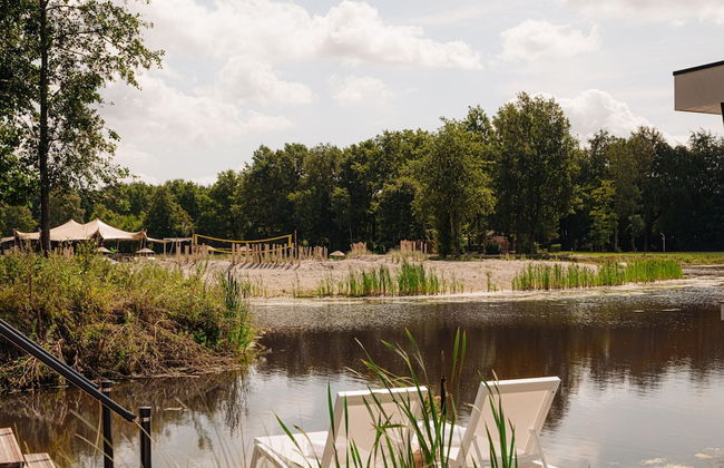 Modern Lodge on the Water in a Holiday Park - Foto 26