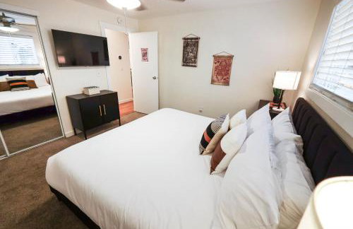 Game Night Downtown - BSU - Slots - Over 100 Games - Foto 63