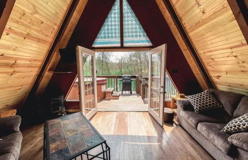 Edgewater Escape, Hocking Hills, Hot Tub, Pond - Photo 1