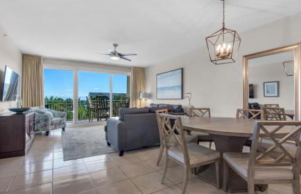 Spacious 2BR Condo w/ Partial Gulf Views, Pool, Across the Street From Beach! - Foto 2