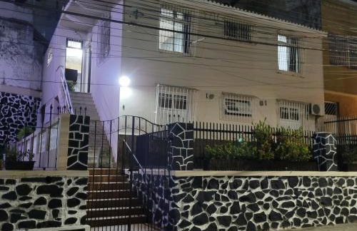 casa em rua tranquila a 200 metros do agito do Rio Vermelho e praia - Foto 8