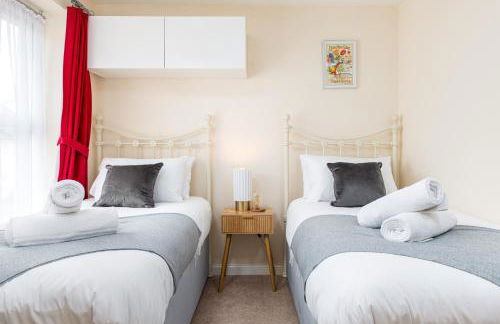 New Modern and Quiet 2Bed House by FabAccommodation - Foto 8