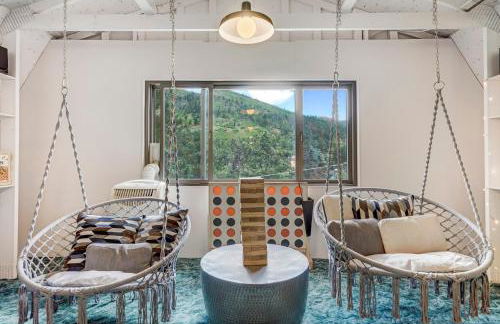 Pikes Peak Stone Cottage - Hot Tub & Game Room - Foto 12