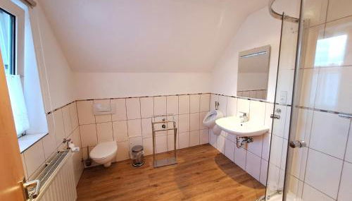 Komfortable 90 qm Ferienwohnung Berta mit 3 Schlafzimmern Küche Balkon Wohnzimmer mit großem LED TV InternetWiFi Flatrate und kostenlosen Parkplatz inklusive in Brilon Madfeld mit Rechnung - Foto 5