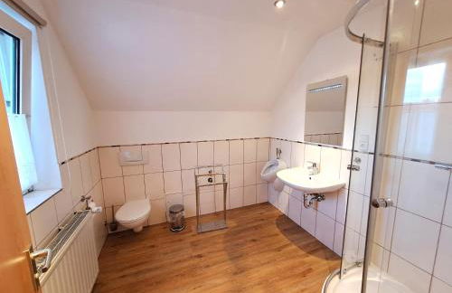 Komfortable 90 qm Ferienwohnung Berta mit 3 Schlafzimmern Küche Balkon Wohnzimmer mit großem LED TV InternetWiFi Flatrate und kostenlosen Parkplatz inklusive in Brilon Madfeld mit Rechnung - Foto 5