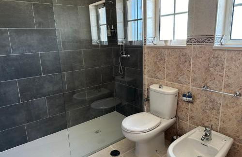 BnB Homes Luxurious Villa Stardust with Swimming pool & BBQ for Family Fun - Foto 25