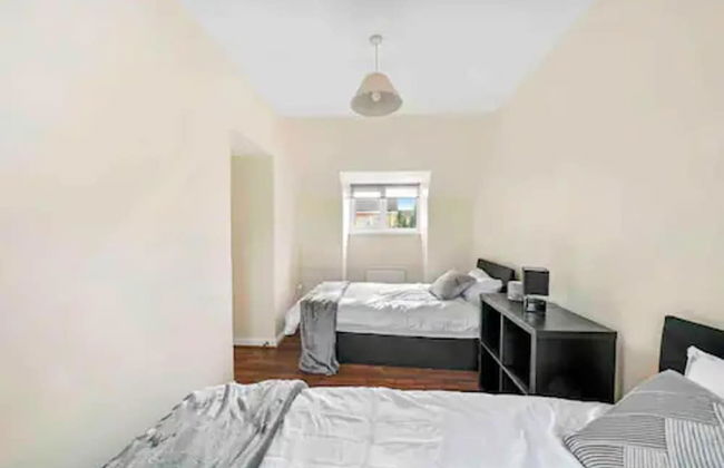 4 bed Townhouse- Free Parking - Photo 3