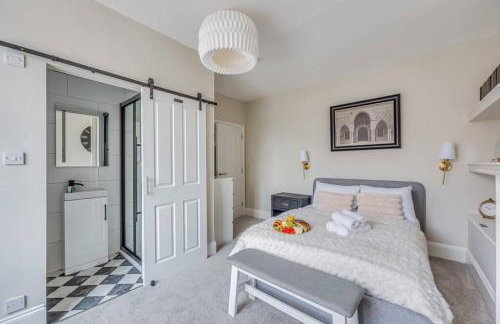Beautiful 5 Bedroom 4 Bathroom House in W6 by Yoko Property - 10 minute's to Central London - Free Parking, Fast WiFi, Work Desks and SmartTVs with Disney and Netflix - Foto 9