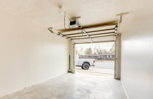 Home with Fenced Yard Near Dtwn Rogers! - Foto 22