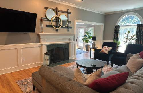 World Cup Ready - Spacious 5-Bedroom Home with Pool, Hot Tub, and Outdoor TV - Foto 19