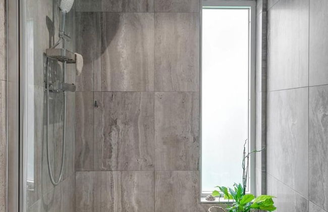 Captivating 3-bed Villa in Halanda With Lake View - Foto 11