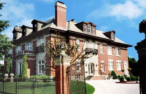 Amazing Villa Rental near Lake Michigan for Family or Group Glamping Vacations in Sheboygan, Wisconsin - Photo 1