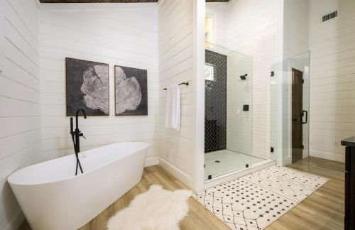 NEW Farmhouse-Chic Cabin with Hot Tub & Firepit - Foto 21