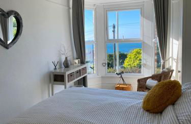 Ocean Terrace, Ilfracombe, 4 bedrooms, Sleeps 8, Stunning Sea Views, Parking, Garden, Pet Friendly - Foto 3