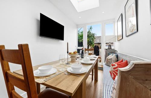 3-BR Luxe Cowes Cottage Harbour Views, Sleeps 6, with Private Garden - LONG TERM STAY WINTER SPECIAL OFFER AVAILABLE! - by Blue Puffin Stays - Foto 25