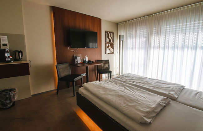 Car by Side - Photo 14