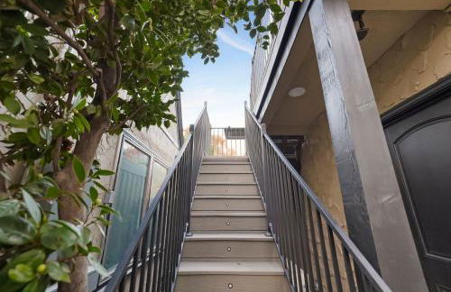 New Tudor Cottage one block from Chico State and downtown with private garage - Foto 16