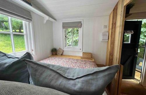 Cornwall Woodland Shepherd's Hut with Hot Tub - Deirdres Hut - Foto 8