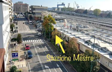 Thomas House on Train Tracks - Foto 3