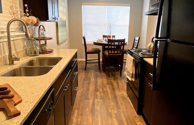 Evie's Campus-close 2 bedroom luxury - Photo 9