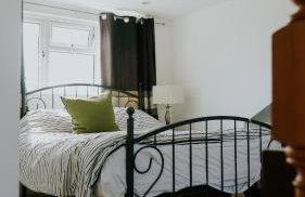 Horsham 3 Bed House With Garden - Photo 4