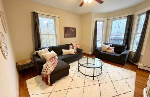 2 BR City Sanctuary - 5 Mins to Historical Salem! - Photo 1