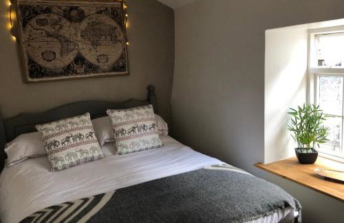 Hedgehog Cottage with garden in Bronte village! - Foto 4