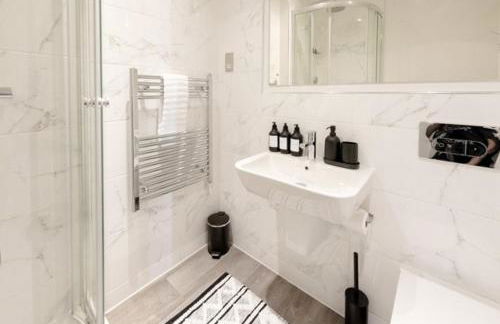 Stylish Skyline Apartment - 2 Bed, 2 Bath, Gym, Concierge in City Centre - Foto 50
