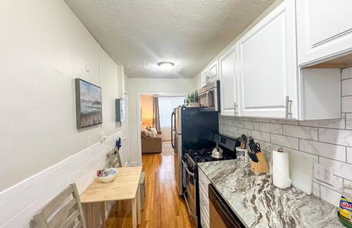 ½ mile to Longwood Medical, Renovated, Pub Trans - Foto 5