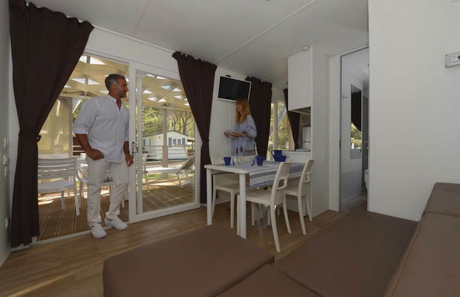 Serene Stay by the Shore - Photo 3