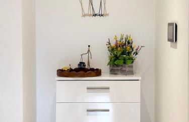 Modern Top-Floor 2-Bedroom, 2-Bathroom Apartment with Lift & a Private Balcony, Sleeps 6 - Foto 16