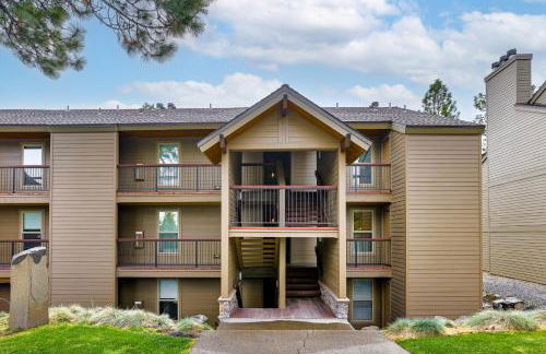 Chic Bend Condo with Fireplace and Forest Views! - Foto 23