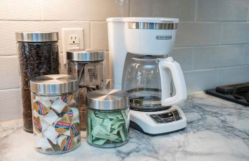 Roof Deck Grill VIEWS 2 Miles from Broadway - Foto 33