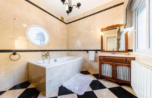 Entire Large Villa next to Award-winning beach - Foto 49