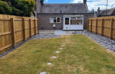 Central 2-bedroom bunglow with double sofa bed - Photo 1