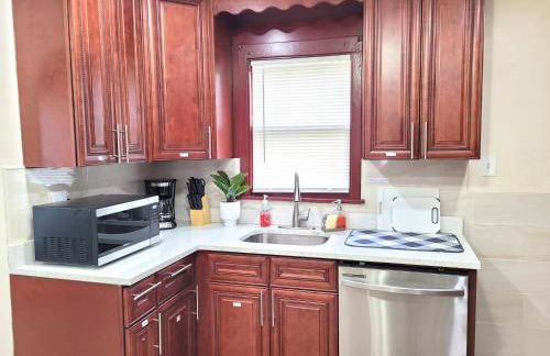 Nice big house with parking, king bed, yard - Foto 16