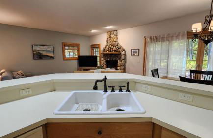 Woods Way Hideaway - minutes from Petoskey & Harbor Springs - close to beaches, skiing & more! - Foto 13