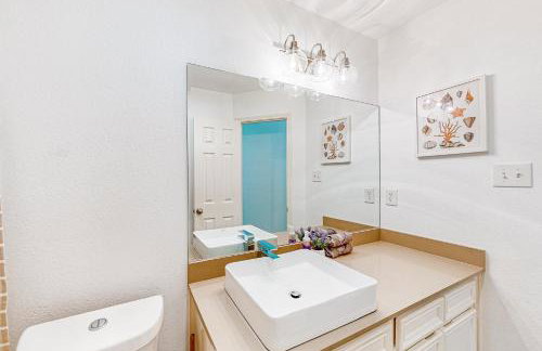 Beautiful dog-friendly home with fireplace, large yard, hammock, W/D, and AC - Foto 23