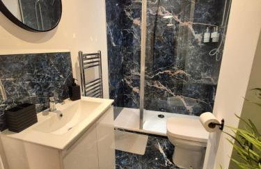 Sapphire Luxe- Basingstoke Sleeps 4 with Free Parking - Foto 6