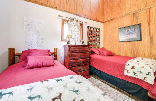 Spring Creekside Getaway at Whittier Cabin with Deck - Foto 14