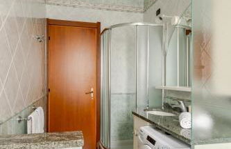 Spacious Home with three Bedroom and Large Kitchen - Photo 12