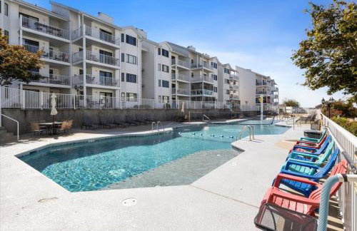 Lakefront Osage Beach Condo + Workspace w/ Pool Views - Foto 37