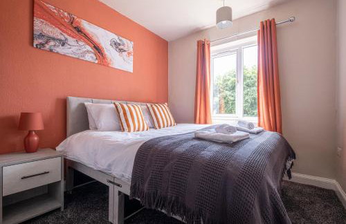 Stunning Home Ideal for comfort by Our Home Short Stays Free parking fast Wi-Fi and plenty of shops and eating options close by - Foto 9