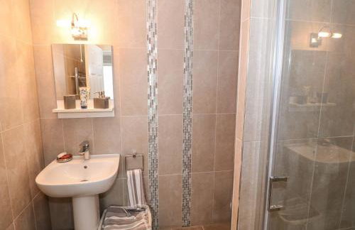 Ty Bach, 1 bedroom home with hot tub and views - Photo 15