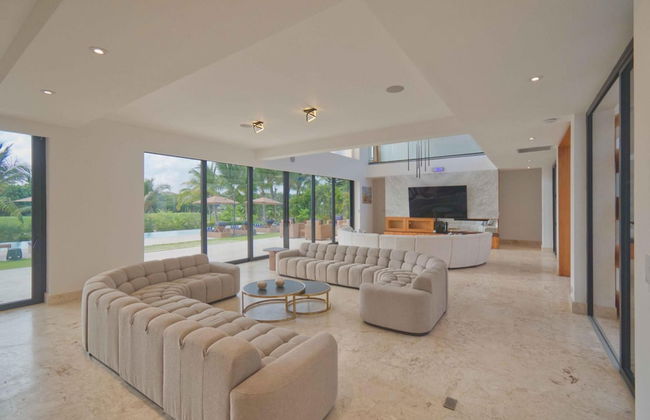 Modern Villa With Full Service Staff Close to Beach and Golf - Photo 3