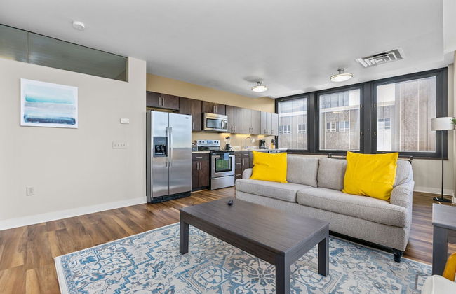 Sleek 2BR Downtown Retreat with Gym - Foto 20