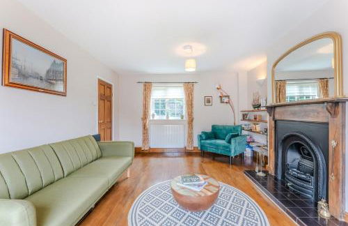 Charming 2 Bed Property - Photo 2