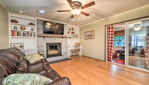 Charming Lakefront Home with Grill and Fire Pit! - Foto 5